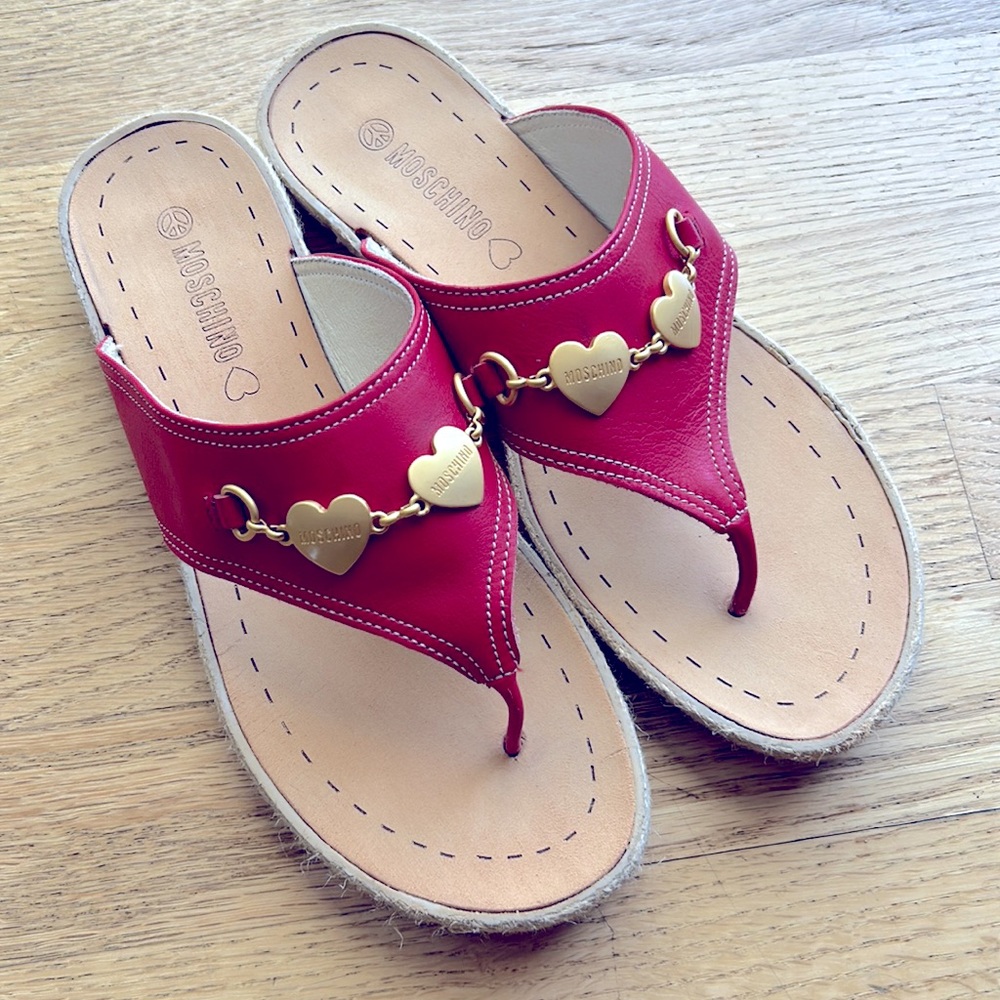 MOSCHINO women’s red leather thong sandals gold logo heats Euro sz.38 super cool